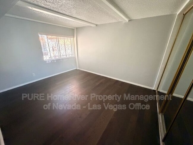 Building Photo - 1405 E Vegas Valley Dr