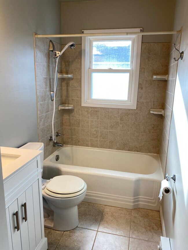 Building Photo - A must see!!! This spacious and newely upd...