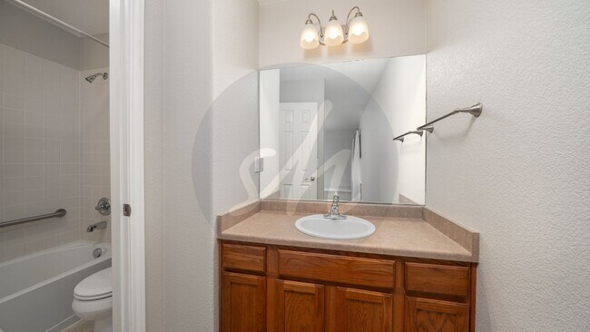 Building Photo - Modern Comfort and Functional Space