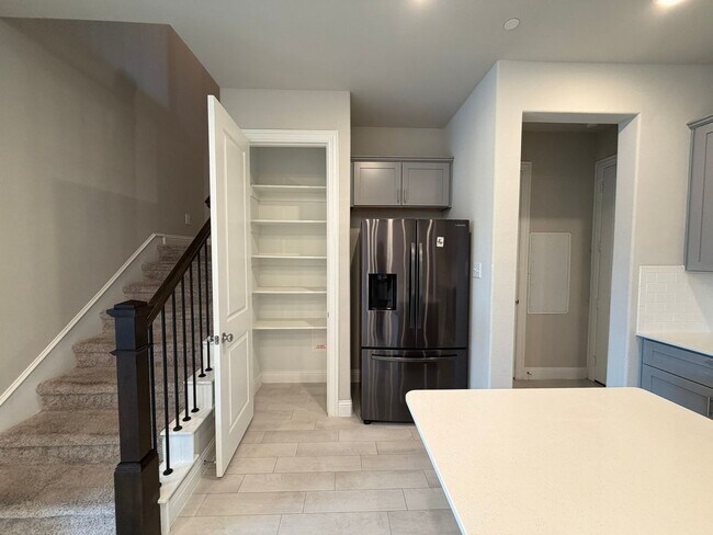 Building Photo - 624 Hutchinson Ln