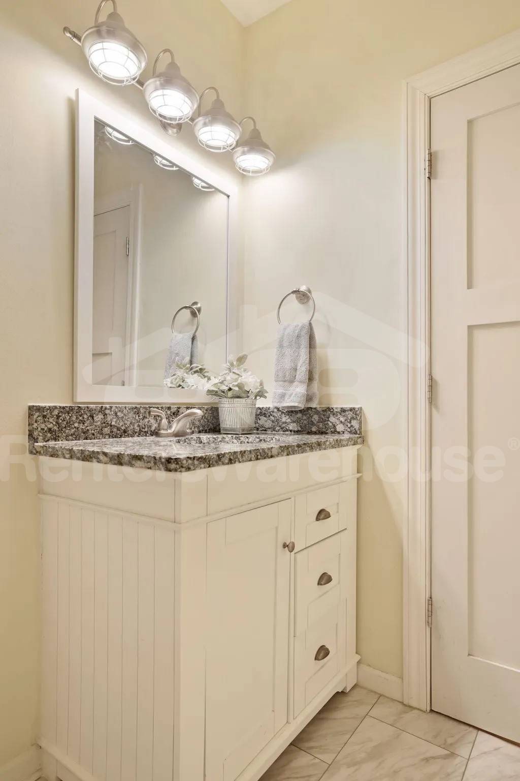 Building Photo - 605 Park Ln