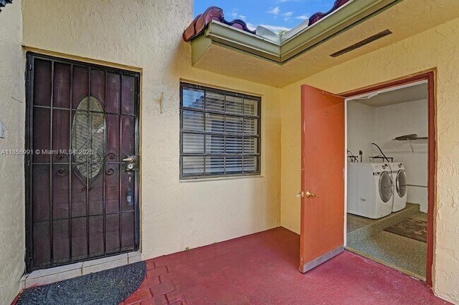Building Photo - 9540 Sevilla Ln