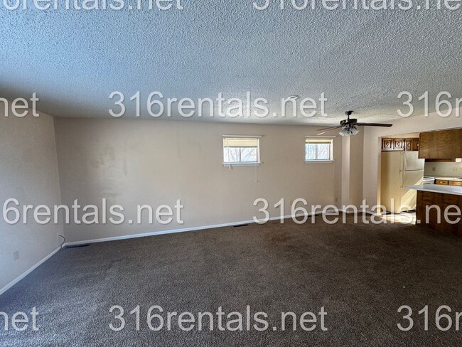 Building Photo - $850- 2 bed 1 bath - Townhomes