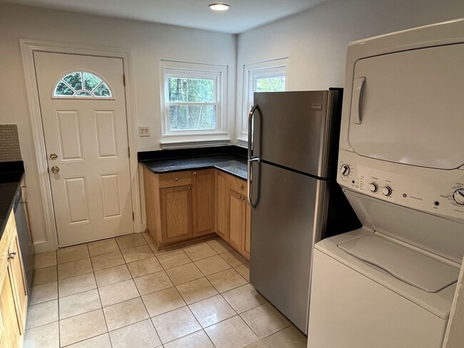Building Photo - 2 Bed Back Unit in Uptown!