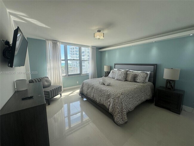 Building Photo - 5161 Collins Ave