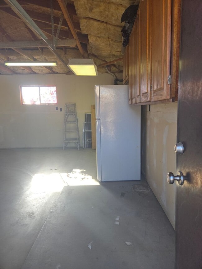 Building Photo - 3 Bedroom/ 2 Bathroom