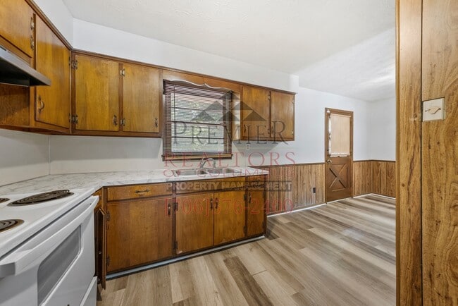 Building Photo - 2112 Lamore St