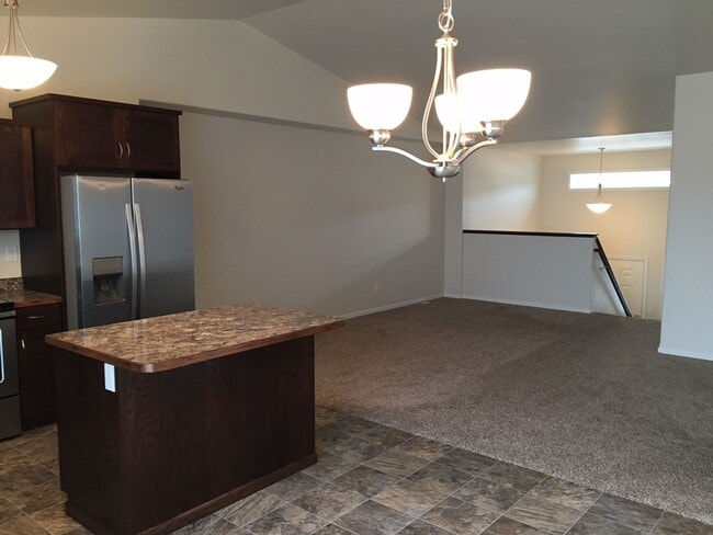 Building Photo - 3 Bed 3 Bath Twin Home
