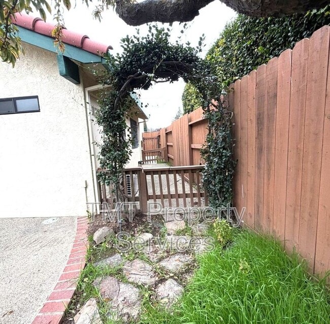 Building Photo - 2 Polvadera Ct