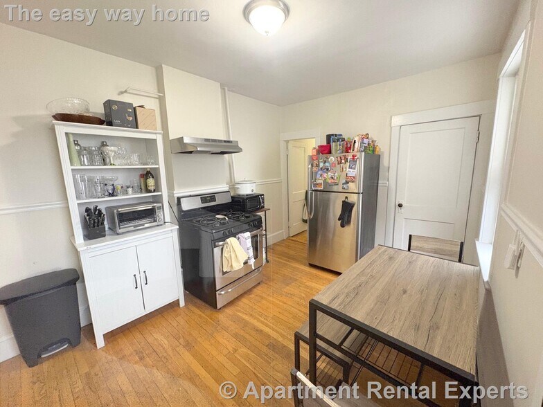 Building Photo - 489 E Broadway