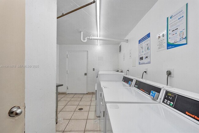 Building Photo - 1000 Parkview Dr