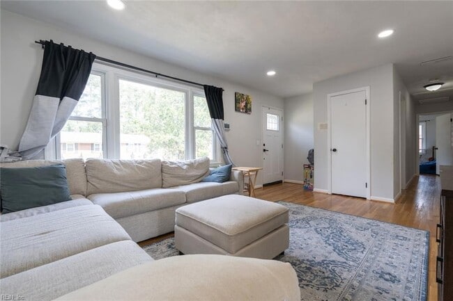 Building Photo - 1217 Lakeview Dr