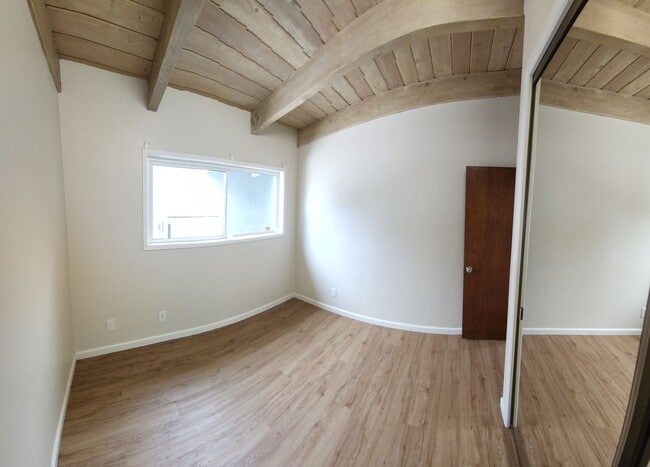 Building Photo - Large 5 Bedroom Home close to Poly Campus!!