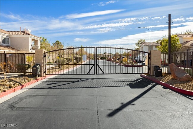 Building Photo - 2345 Cliffwood Dr