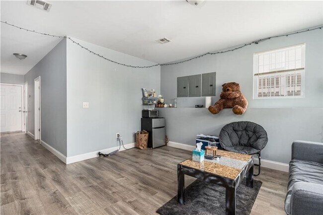 Building Photo - Spacious 6 Bed, 2 Bath – Modern Updates & ...