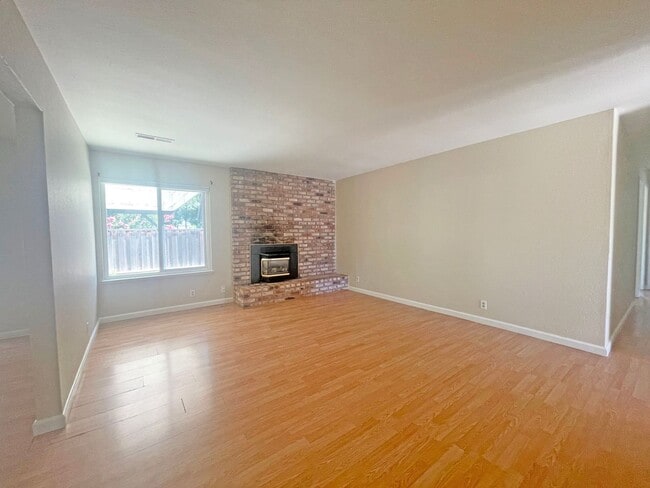 Building Photo - Charming 3/2 Gilroy