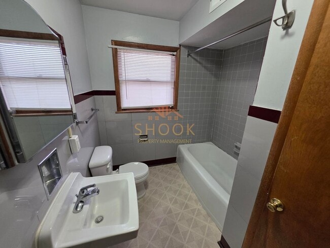 Building Photo - COZY 2 BR HOME NEAR CAMPUS WITH FINISHED B...