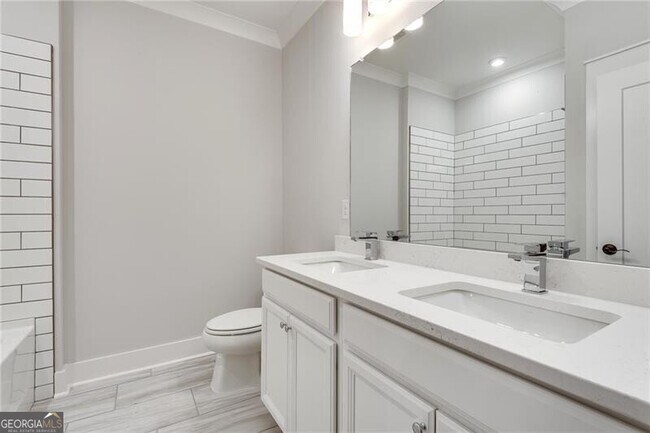 Building Photo - 425 Maplewood Dr