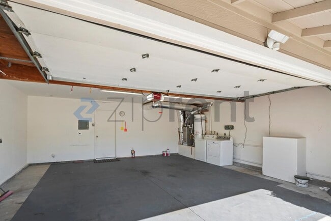 Building Photo - 2472 Camino de Jugar