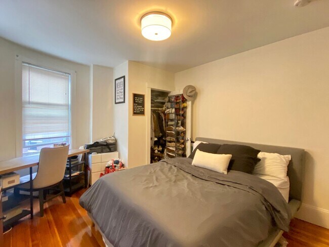 Building Photo - Nicely renovated 2 bed in Brookline.