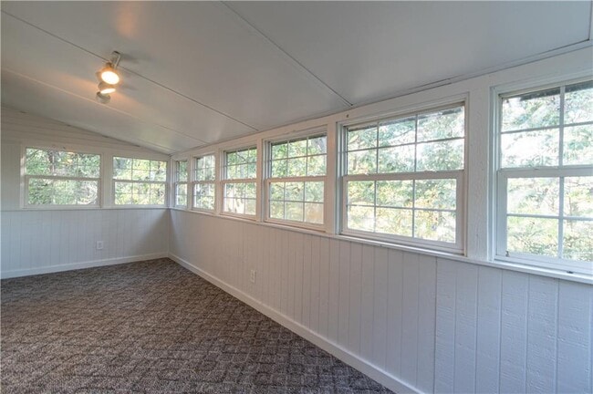 Building Photo - 250 Nottingham Wy