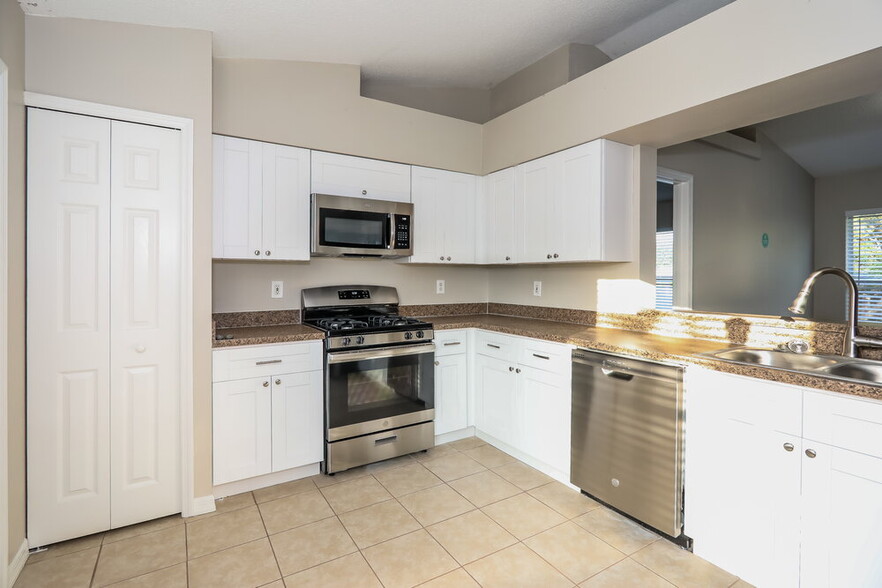 Building Photo - 12148 Woodglen Cir