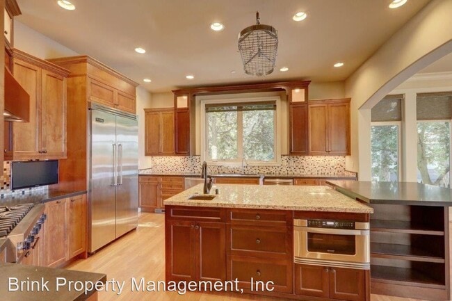 Building Photo - 4 br, 3.5 bath House - 10925 SE Lake Rd