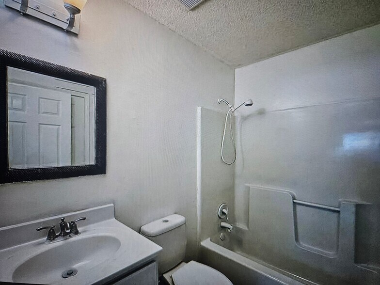 Building Photo - 1204 Seneca St