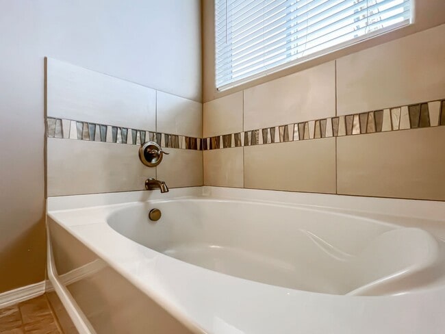 Building Photo - Modern 3 Bed 2 Bath Home - Pet Friendly!