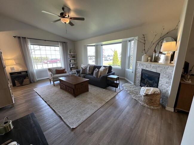 Building Photo - Beautiful 3/2 Home With Backyard Oasis!