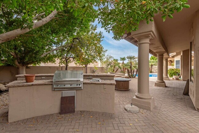 Building Photo - "Discover Your Dream Oasis: Spacious 4-Bedroom Retreat in Scottsdale's Paradise Drive!"