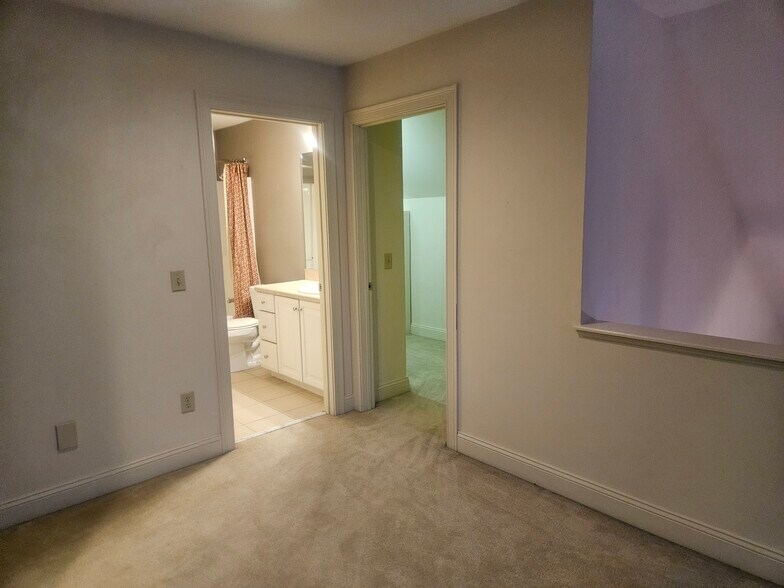 Building Photo - 359 Main St