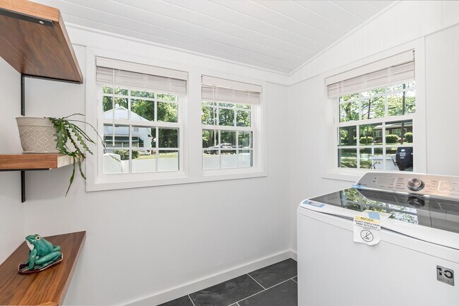 Building Photo - Sheek Updated Home With Pool!