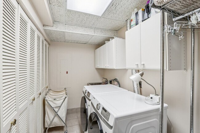 Building Photo - 19 Landmark St