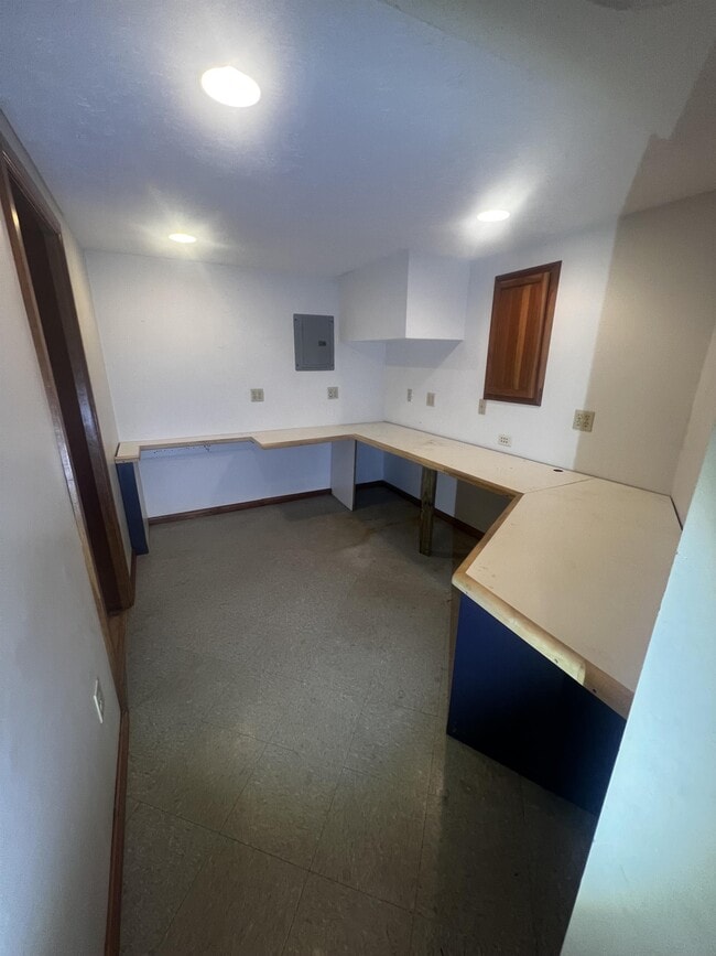 Building Photo - 230 S Circlecrest Dr