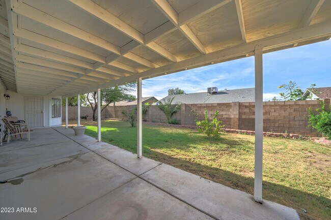 Building Photo - 7113 W Sunnyside Dr