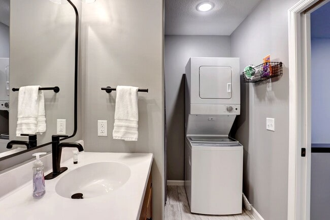 Building Photo - New 3Br, 2.5 Bath @ Willow Cascades!