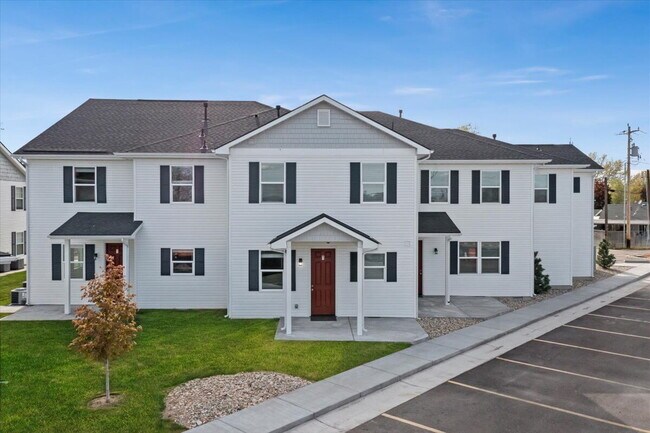 Building Photo - "Chic Comfort Awaits: 2-Bed, 2-Bath Gem with Granite Elegance in Nampa!"
