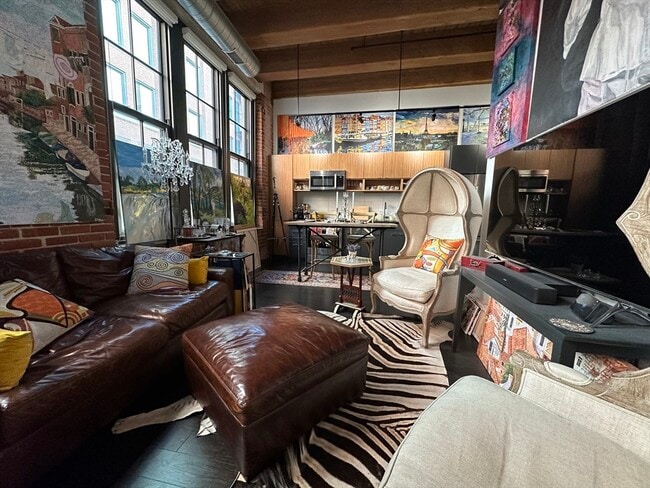 Building Photo - 319 A St