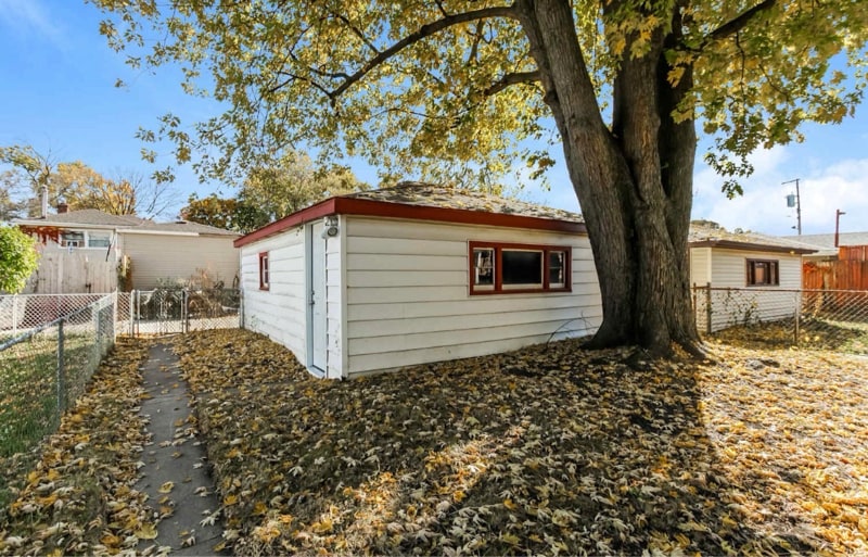 Building Photo - 10114 S California Ave