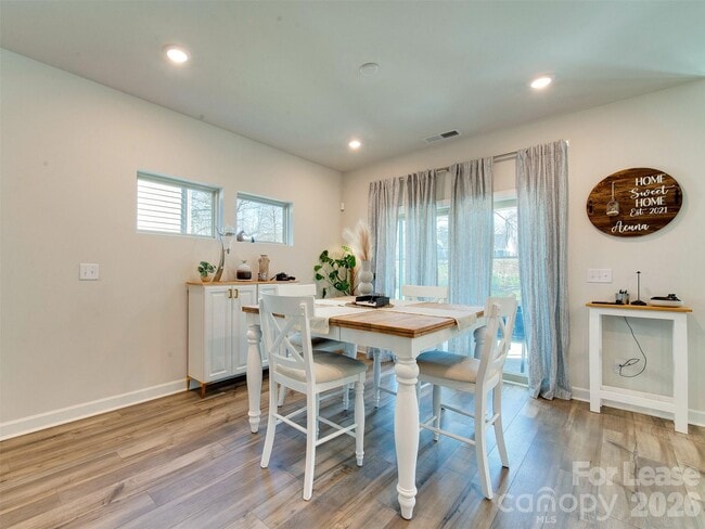 Building Photo - 4009 Woodland View Dr