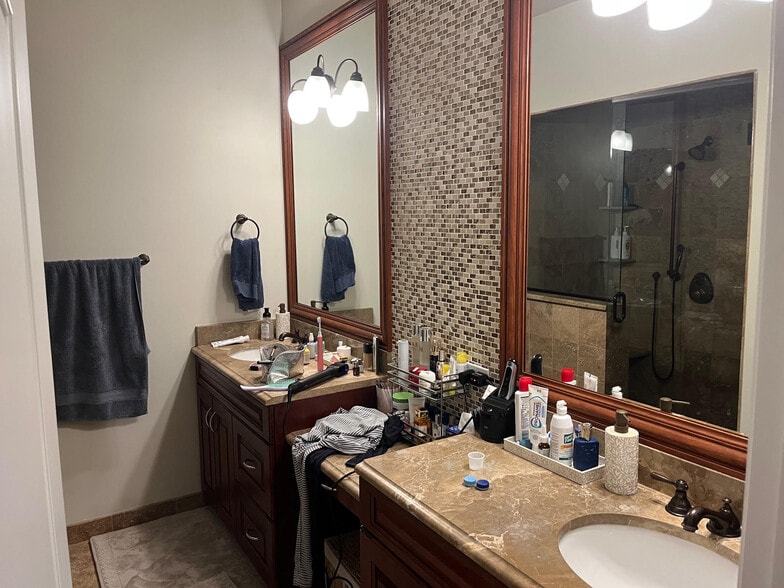 Building Photo - 1442 W Fullerton Ave