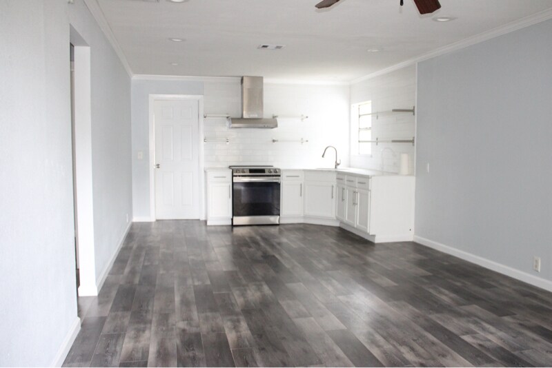 Building Photo - 10801 Invierno St