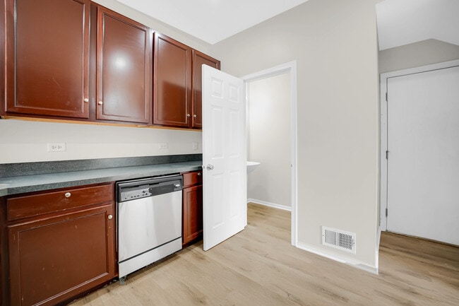 Building Photo - 4914 Montauk Dr