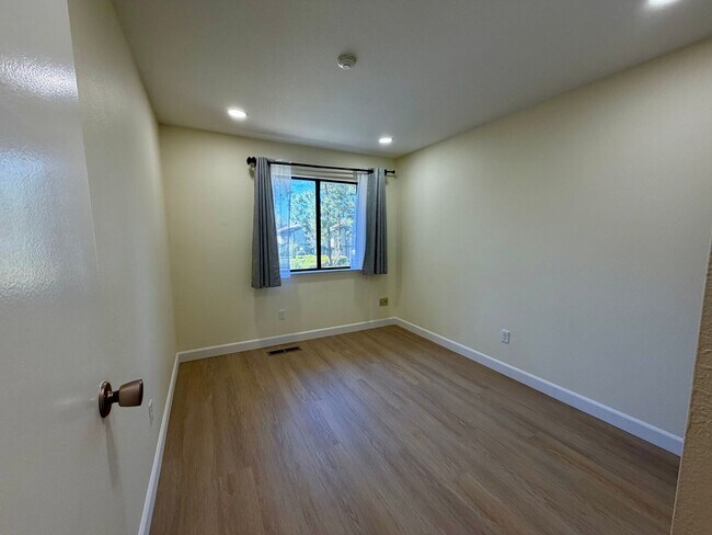 Building Photo - Spacious 3 Bed 2.5 Bath in Newark!