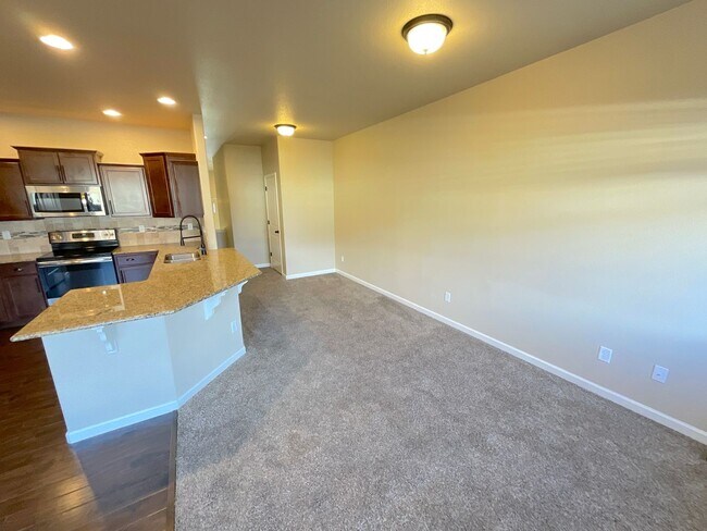 Building Photo - 3 Bedroom Townhome Available Near Dublin B...