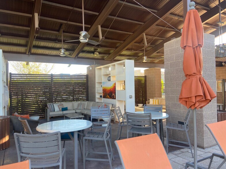 sit out - 1326 N Zane Dr