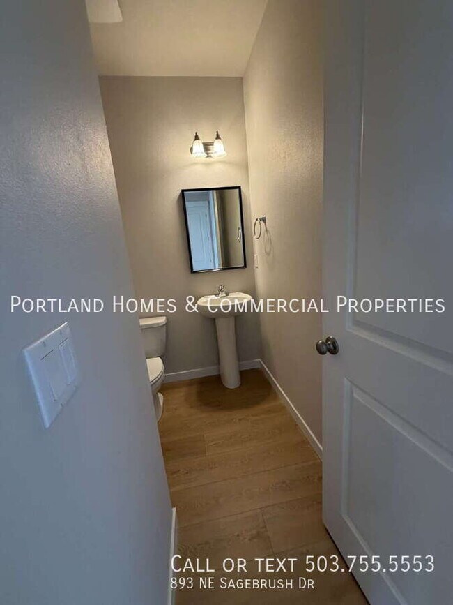 Building Photo - 893 NE Sagebrush Dr