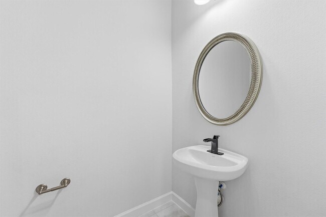 Building Photo - 1303 Gardenia Dr
