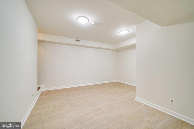 Building Photo - 6207 Woodland Lake Dr